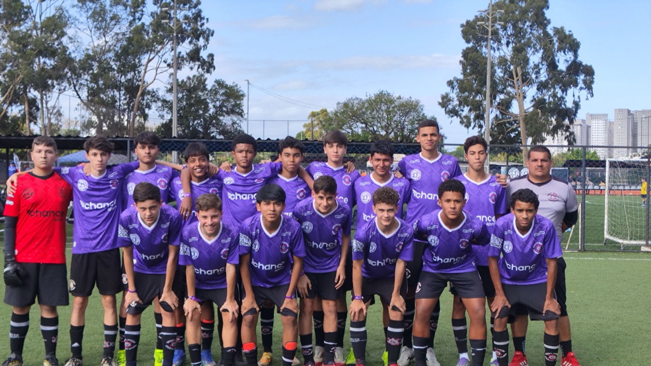 Equipe completa posando em campo
