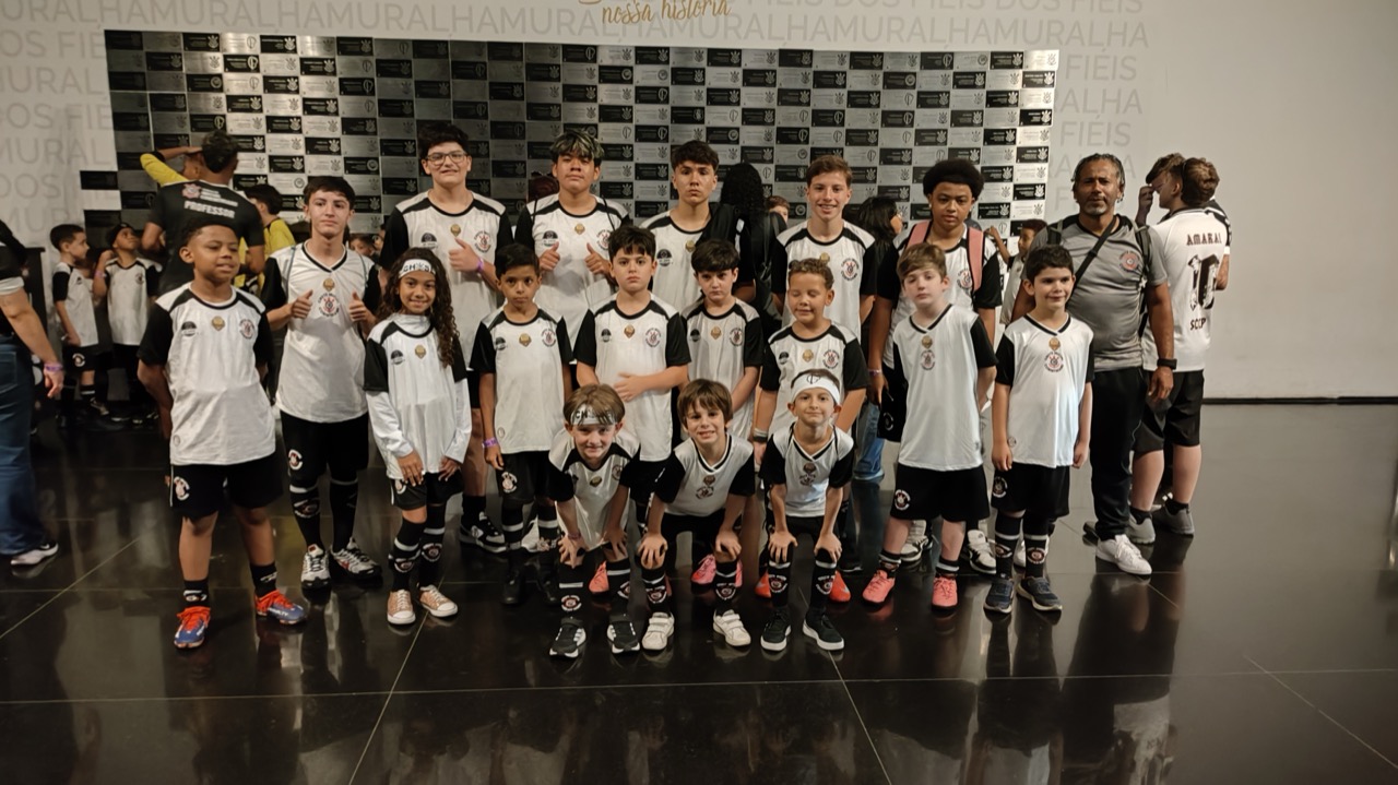 Alunos visitando a Muralha dos Fiéis do Corinthians
